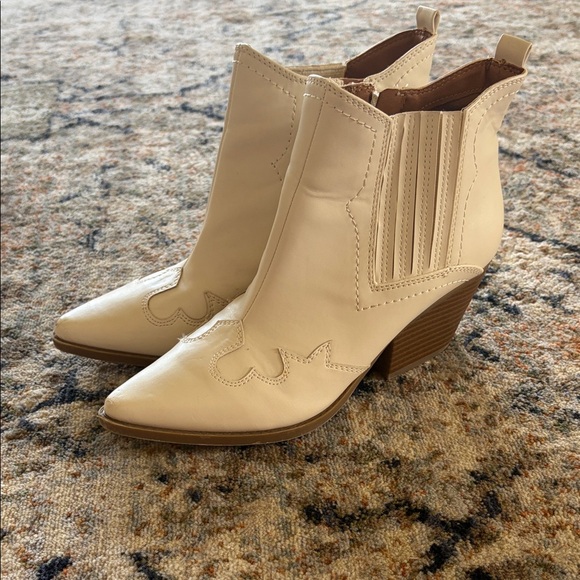 indigo rd Shoes - Indigo Rd. Cream Western Ankle Boots – Size 7